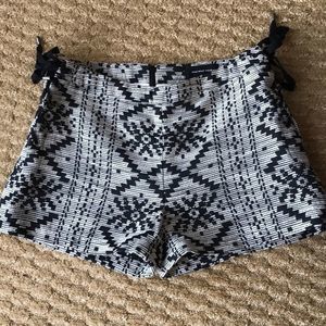 WHO WHAT WEAR Aztec Lace Up Boho Shorts ✌🏻